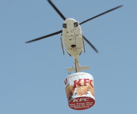 Emirates247's tweet photo. #KFC delivers to #Dubai beach by helicopter... http://t.co/e490raF5rZ http://t.co/YhRVvUQQdg