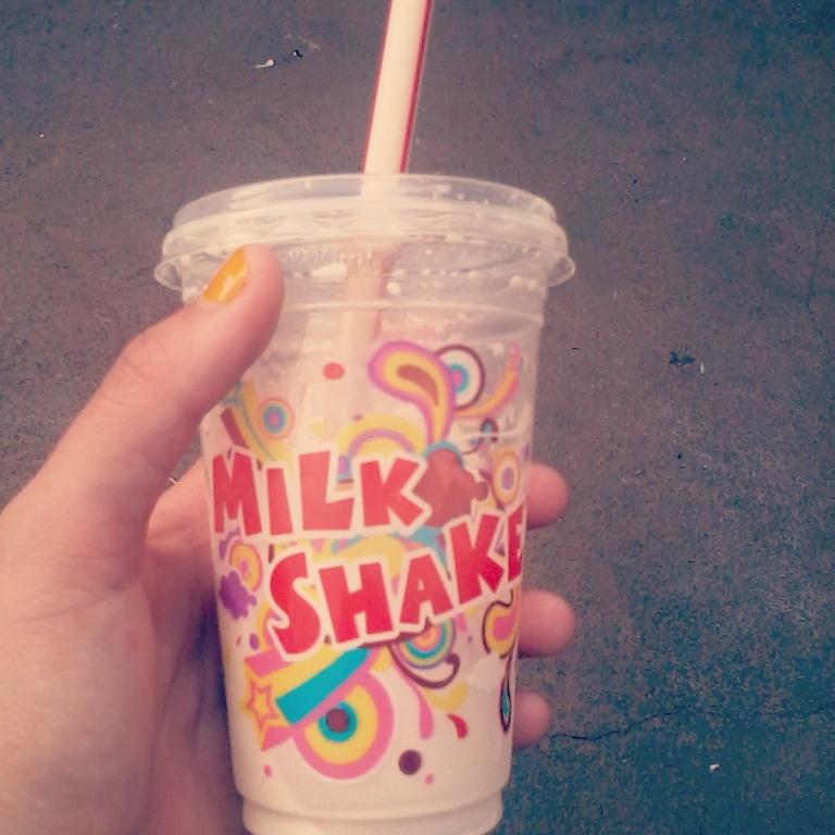 FeerrAlves's tweet photo. #milkshake love hahaha.. Good afternoon xD http://t.co/qESMdcY0Iz