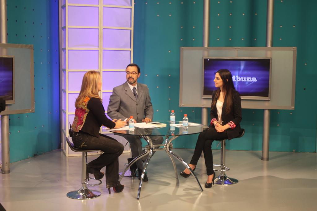 cespala's tweet photo. 2do Bloque de #TRIBUNA por @ParaguayTVHD ya nos acompaña @AnahiBaran p/ contarnos qué y cómo son los #shoppers http://t.co/wtjzIYfGDD