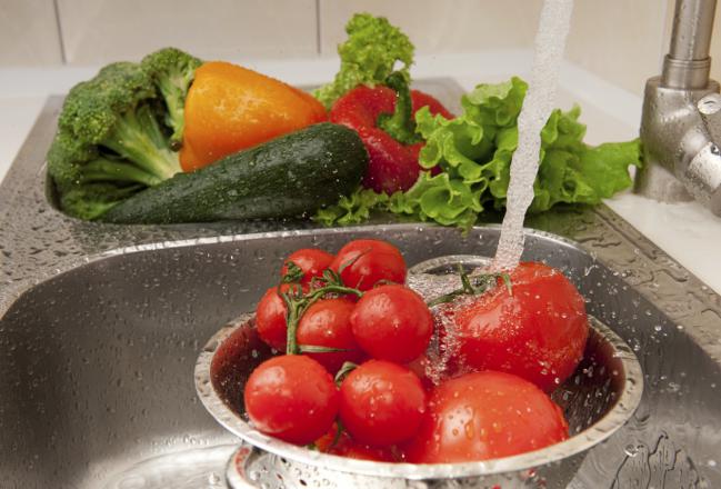 EnferdColombia's tweet photo. Tips para limpiar tus frutas y verduras; remojalas por 10 minutos en  bicarbonato de sodio o vinagre y limon. http://t.co/nXExqpThQY