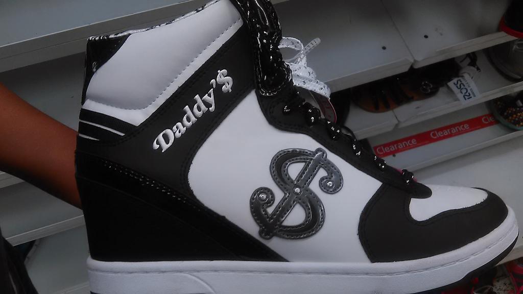 emblematicluke's tweet photo. imagine calum asks you on a date so you wear these to impress him #calumisdaddyaf http://t.co/2h0Y34ci28