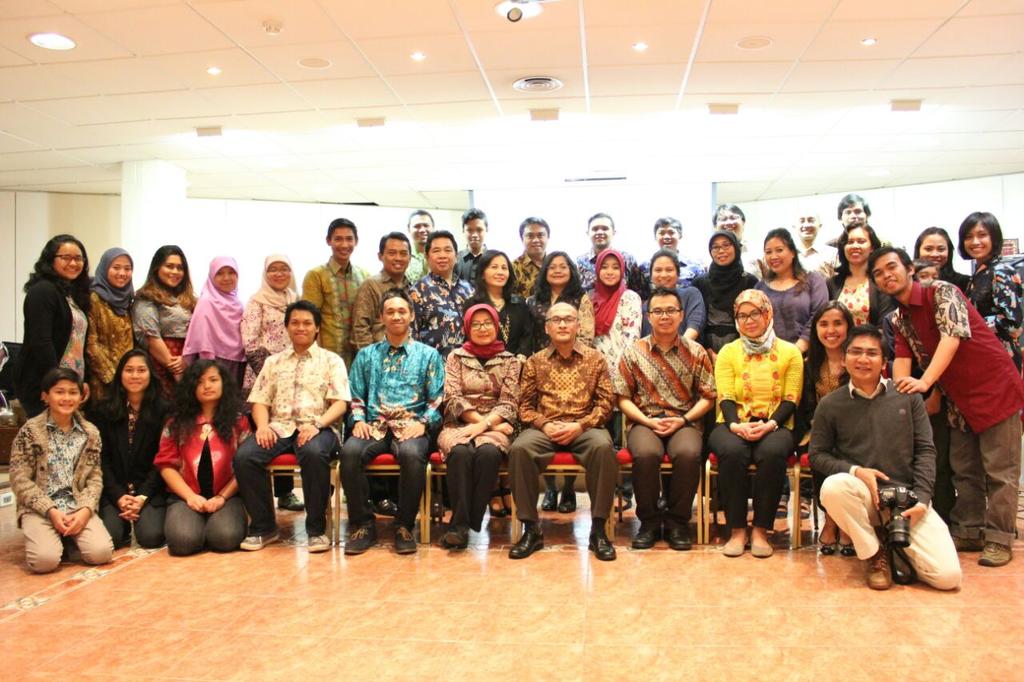 ppispanyol's tweet photo. Sesi foto bersama antara pihak @KBRIMADRID dengan anggota @ppispanyol dengan ketua baru @kurniachev. http://t.co/hPWlsG8Y5a