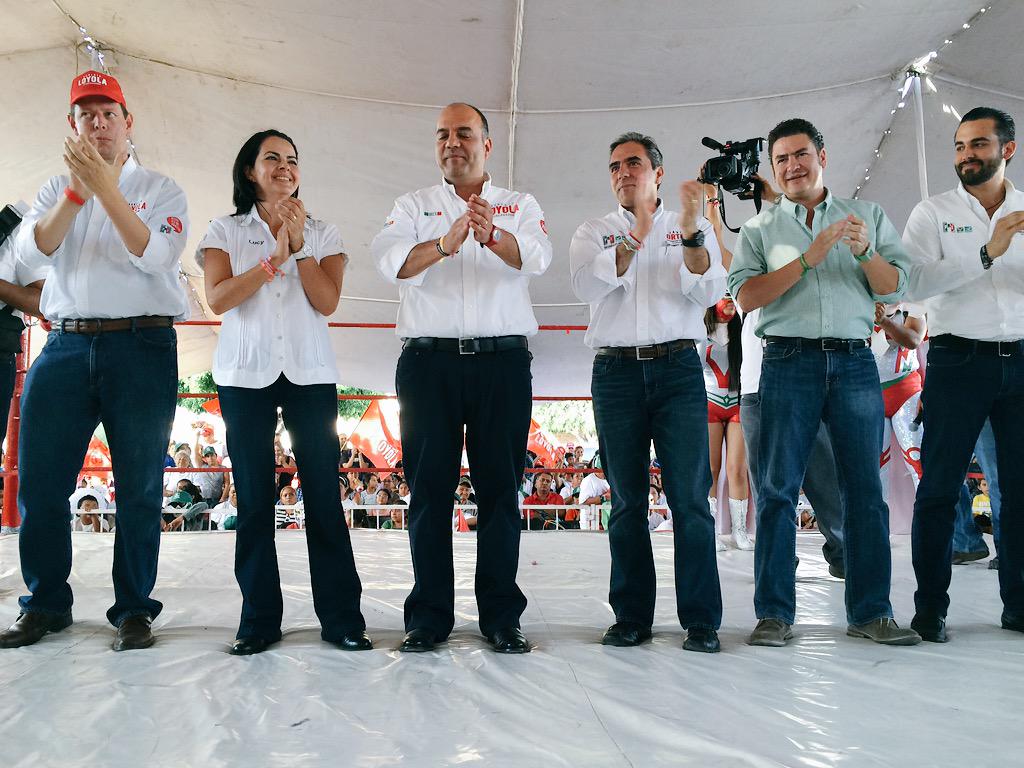 AldonzkyStar's tweet photo. La Negreta recibe a los candidatos a gobernador de #Queretaro @RLoyolaVera y #Corregidora @javierortegaqro #PRIQro http://t.co/mH9vqvkMiB