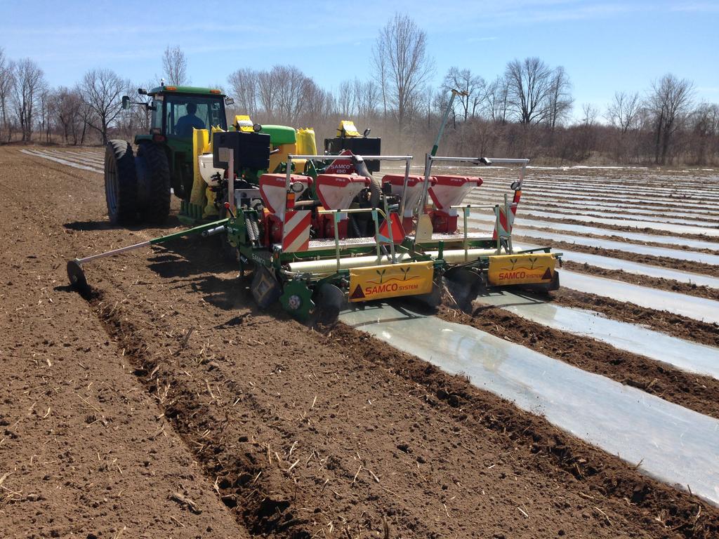 jbouchereau's tweet photo. @samcosystem 40hd + carryAll, sowing sweet corn in Chatham Kent , Ontario http://t.co/GnvyyhHa19