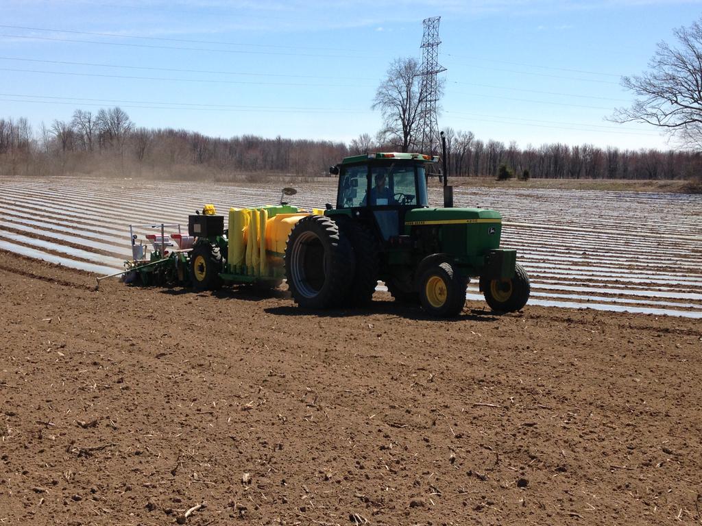 jbouchereau's tweet photo. @samcosystem 40hd + carryAll, sowing sweet corn in Chatham Kent , Ontario http://t.co/GnvyyhHa19