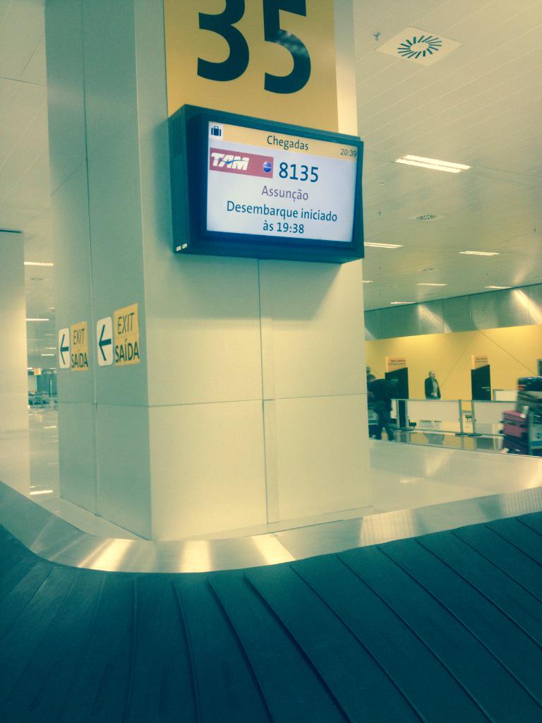 anchisesbr's tweet photo. A @TAMAirlines faz os passageiros do voo 8135 esperarem mais de 1 hora por sua bagagem#fail #tamfail http://t.co/vcsF02NvjE