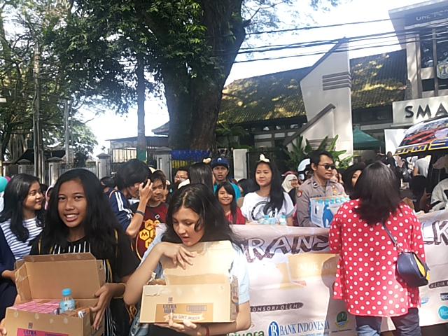 Skrg panitia #TRANSFORMILK <a href="/ksptp/">KSPTP Fapet Unpad</a> lg parade keliling CFD sambil bagi2 susu gratis loh!!! Yuk merapat!!!