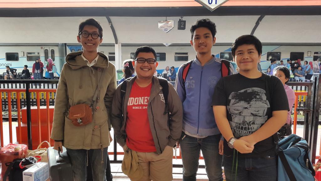 Pagi2 kita udah berangkat ke sby loh buat hadir di acara <a href="/indiclothingxpo/">Indie Clothing Expo</a>