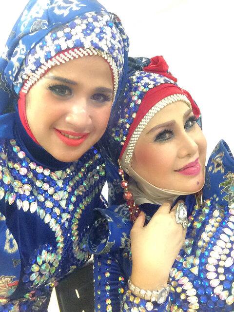 Umi <a href="/elvy_sukaesih/">Elvy Sukaesih</a> n Dhawiya saat show di Gold Coast Australia, Sabtu 18 April 2015