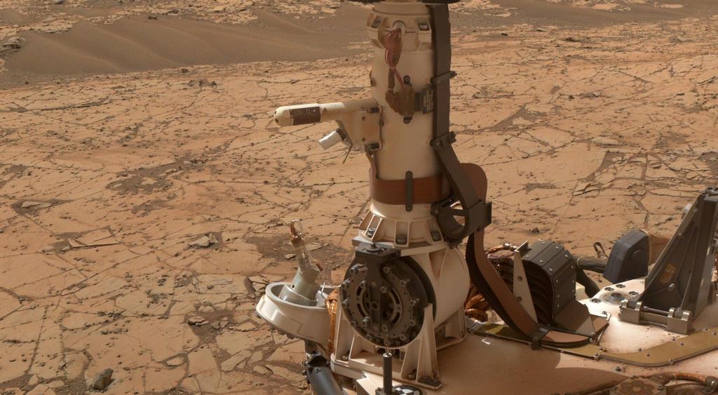 CNET's tweet image. There could be liquid water on Mars right under Curiosity rover's nose cnet.co/1ywYPMK