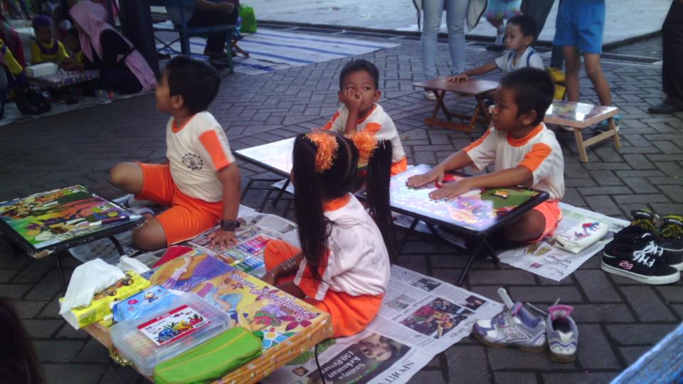 istimala_'s tweet photo. lomba mwarna 👦👧 (@ Taman Remaja Surabaya (TRS) in Surabaya, Jawa Timur) http://t.co/SycEYeMYoA http://t.co/GHRiTSIcWe