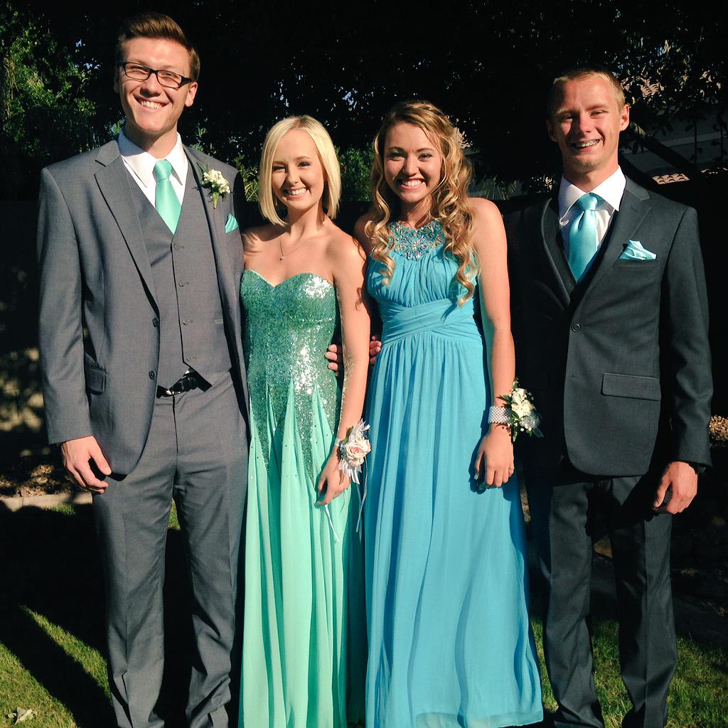 emmilyrachelle's tweet photo. prom 2k15 💙💃🏽 http://t.co/6oUVXbych9