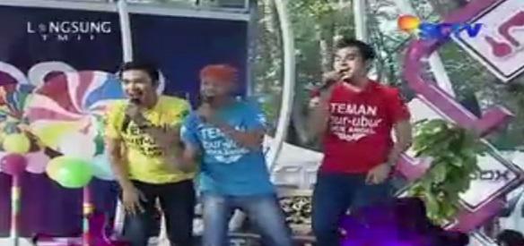 InboxSCTV_'s tweet photo. eh ada Trio Ubur-Ubur loh, tambah semangat kan? #Nginbox http://t.co/7SIfxLY7jY