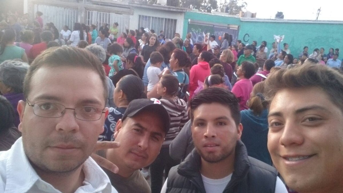 FbnReta's tweet photo. #ElValorDeLaFamilia con @AlyGamboa y @GabyHLopez  En #GuadalupeInfonavit http://t.co/bS7CJwdazi