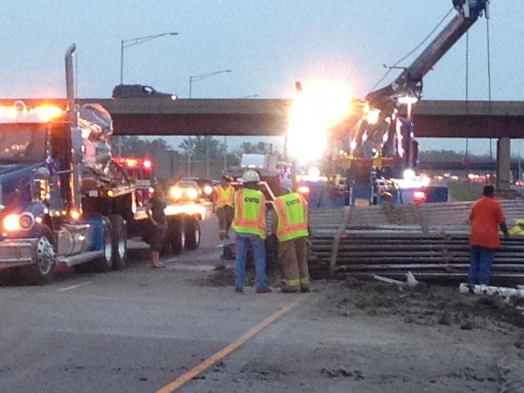 JohnKellyKSDK's tweet photo. Vehicles have been cleared. Crews continue to remove cargo from hwy 64 median. http://t.co/SAU64MYh0w