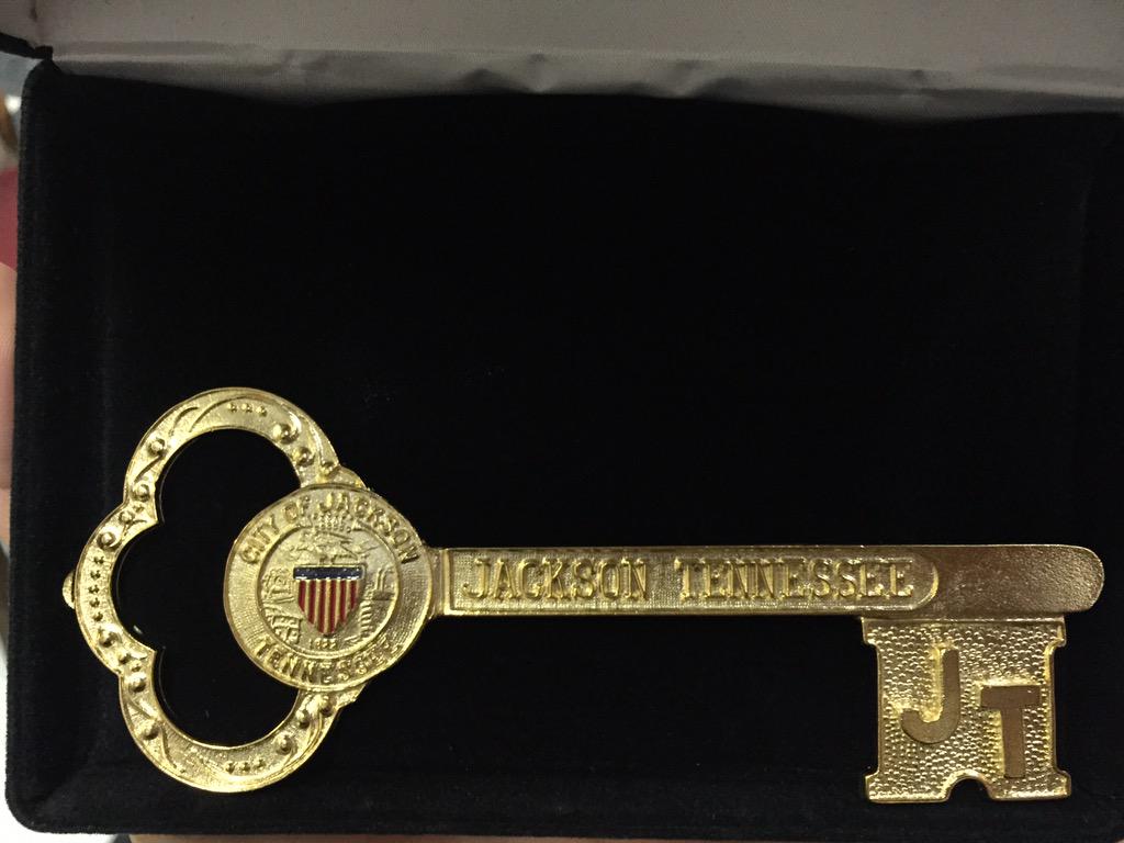 TheMarkCollie's tweet image. #MarkCollie received a #KeyToTheCity here in #JacksonTennessee how cool!!!