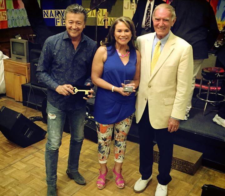 TheMarkCollie's tweet image. #MarkCollie received a #KeyToTheCity here in #JacksonTennessee how cool!!!