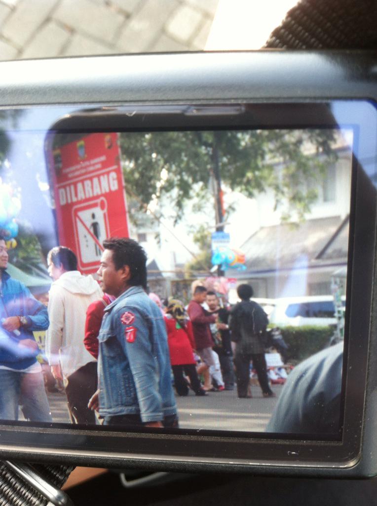 Mohon ditertibkan , orang ini sering meminta JAPREM ke pedagang di dkt RS Bromius <a href="/ridwankamil/">Ridwan Kamil</a> <a href="/PRFMnews/">Radio PRFM</a>