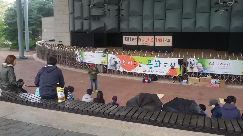 비가 오는 데에도 반려동물 문화교실에 많은분들이 참석하여 열심히 교육을 받고 있습니다