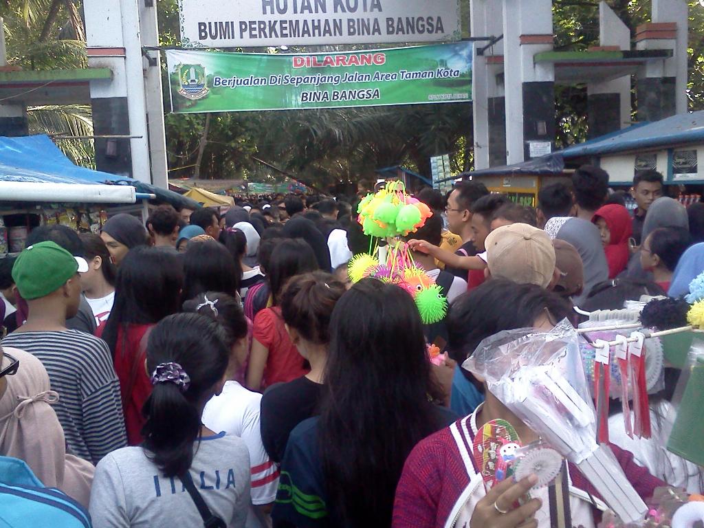 BekasiUrbanCity's tweet photo. 08:13 suasana di GOR Bekasi setiap Minggu,pengguna CFD berbaur dgn pedagang. Padat http://t.co/oUaUbzkN6E