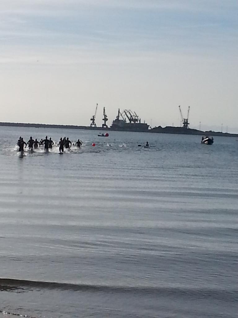 TRIATLONSP's tweet photo. Salida agua, la española Meritxell Velasco liderando tras natación #ETUMelilla @MelillaTriatlon @ETUtriathlon http://t.co/jIsueGy8sc
