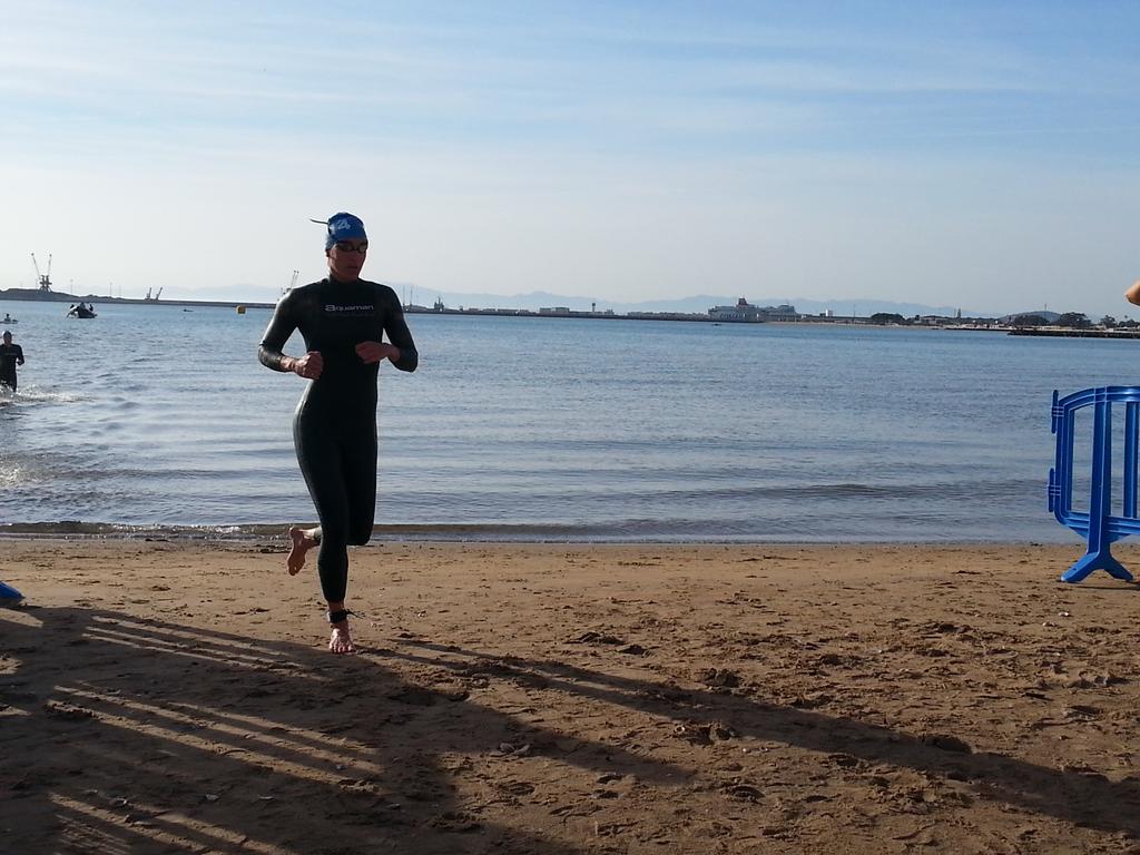 TRIATLONSP's tweet photo. Salida agua, la española Meritxell Velasco liderando tras natación #ETUMelilla @MelillaTriatlon @ETUtriathlon http://t.co/jIsueGy8sc