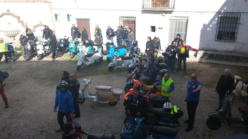 vespamanece's tweet photo. Esta siendo el mejor Vespamanece de la historia. Vespas, Vespas, Vespas y muy buenas gente. http://t.co/qbGEZNf0Vv