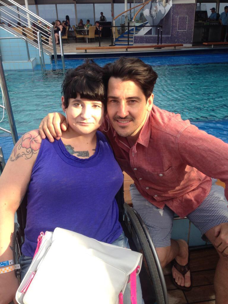 Ddubheartgold's tweet photo. @JonathanRKnight #SelfiesWithJonathan http://t.co/tO9GQbYPRY