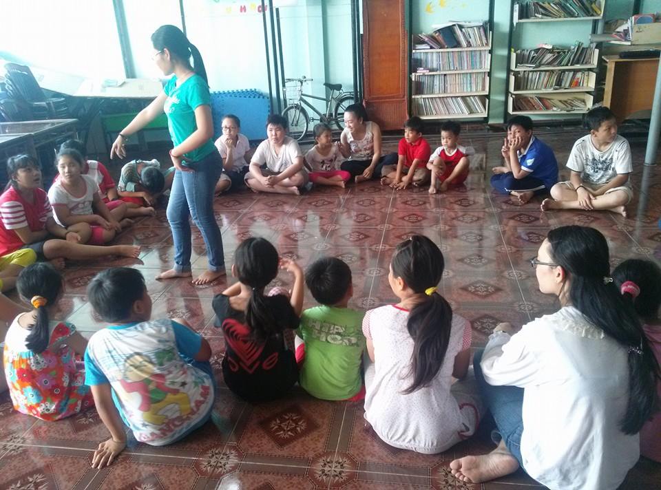 donghanhuocmo's tweet photo. Live: #DHUM is starting Knocking Science session for disadvantaged children in Ho Chi Minh City. #GYSD2015 http://t.co/NhSQgJmF10