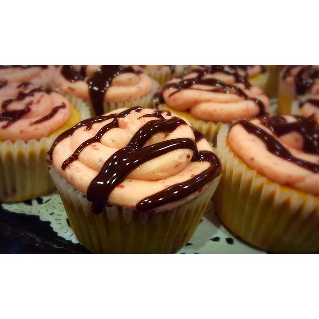 RachelTanas's tweet photo. Fresh Strawberry cupcakes with homemade strawberry buttercream and drizzled chocolate ganache 🍰🍫🍓🌸 #springtimebaking http://t.co/zJjmty4m1k