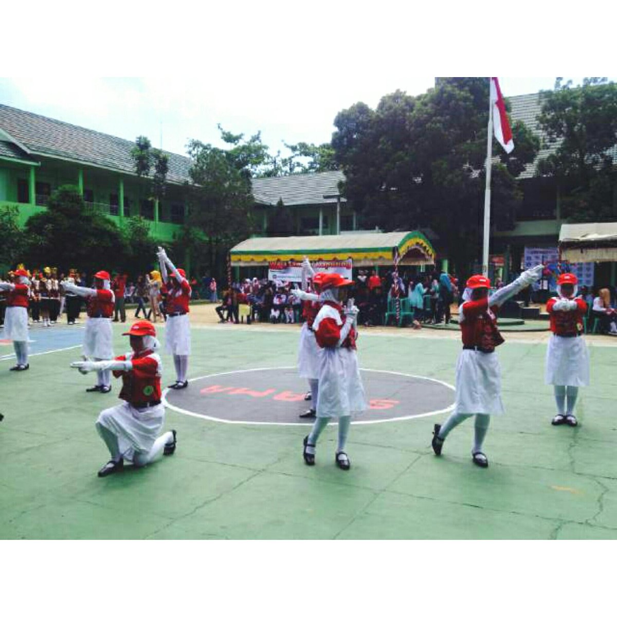 Woaaa! keren abiss penampilan ke-24 dari SMP Negeri 1 Binuang go spirit !👏🎉💪 #MOSCOWofSMAMApartIII
