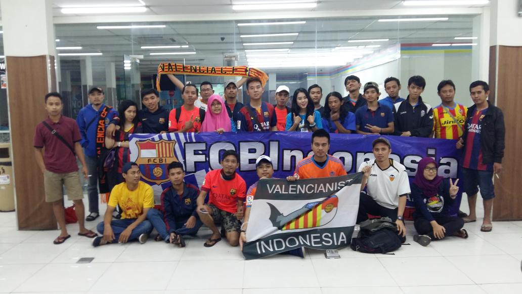 FCB_Indonesia's tweet photo. NOBAR @FCBI_Jakarta w/ @Valencian_JKT at Indomaret Point Kemang #Fcbipict http://t.co/DmKyMYwRDP