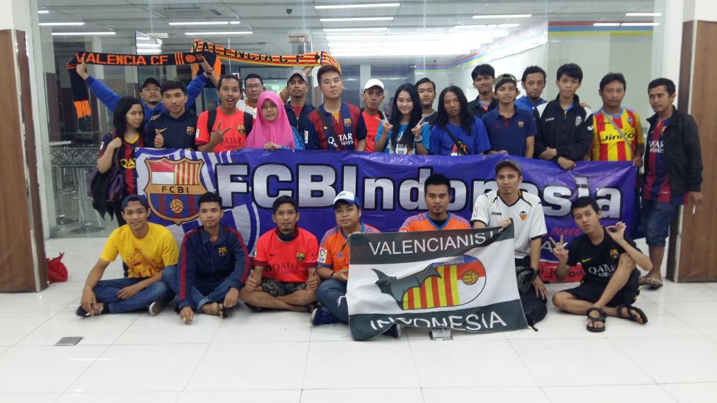FCB_Indonesia's tweet photo. NOBAR @FCBI_Jakarta w/ @Valencian_JKT at Indomaret Point Kemang #Fcbipict http://t.co/DmKyMYwRDP
