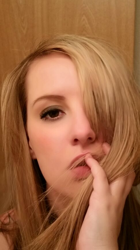 Juicy_Amber's tweet photo. Happy Saturday! Wearing a blue a bra and panty set tonight... ;). http://t.co/6fKG0FRUc7