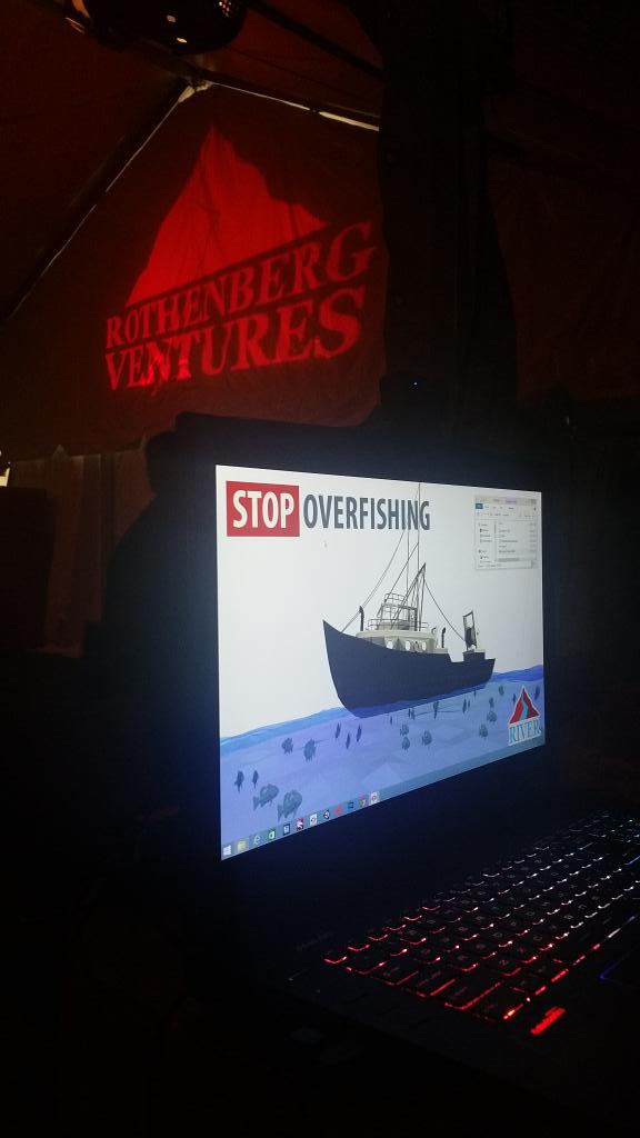 tipatat's tweet photo. Stop Overfishing VR was a success. it wouldn't have happened without @hardcoded2 @ohhmygaashna and especially @_ewanj http://t.co/kGrpFLeZSt