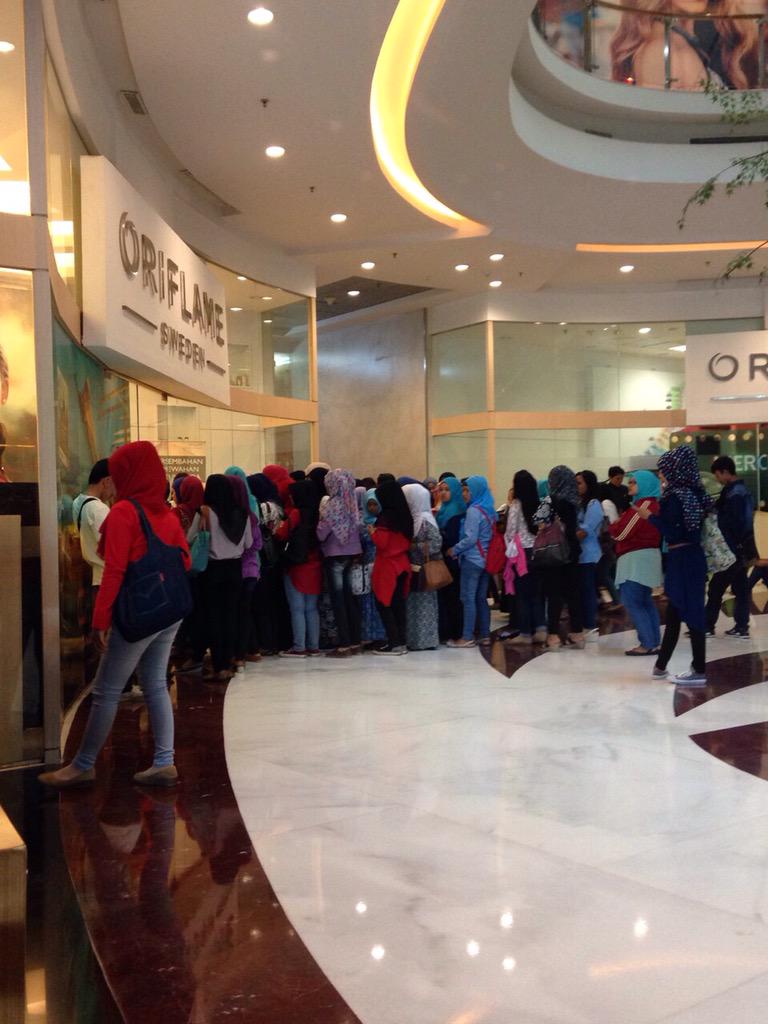 nlcworld's tweet photo. Ada kamu nggak di antrian ini? #BOOMNLC http://t.co/yFJYeQd67T