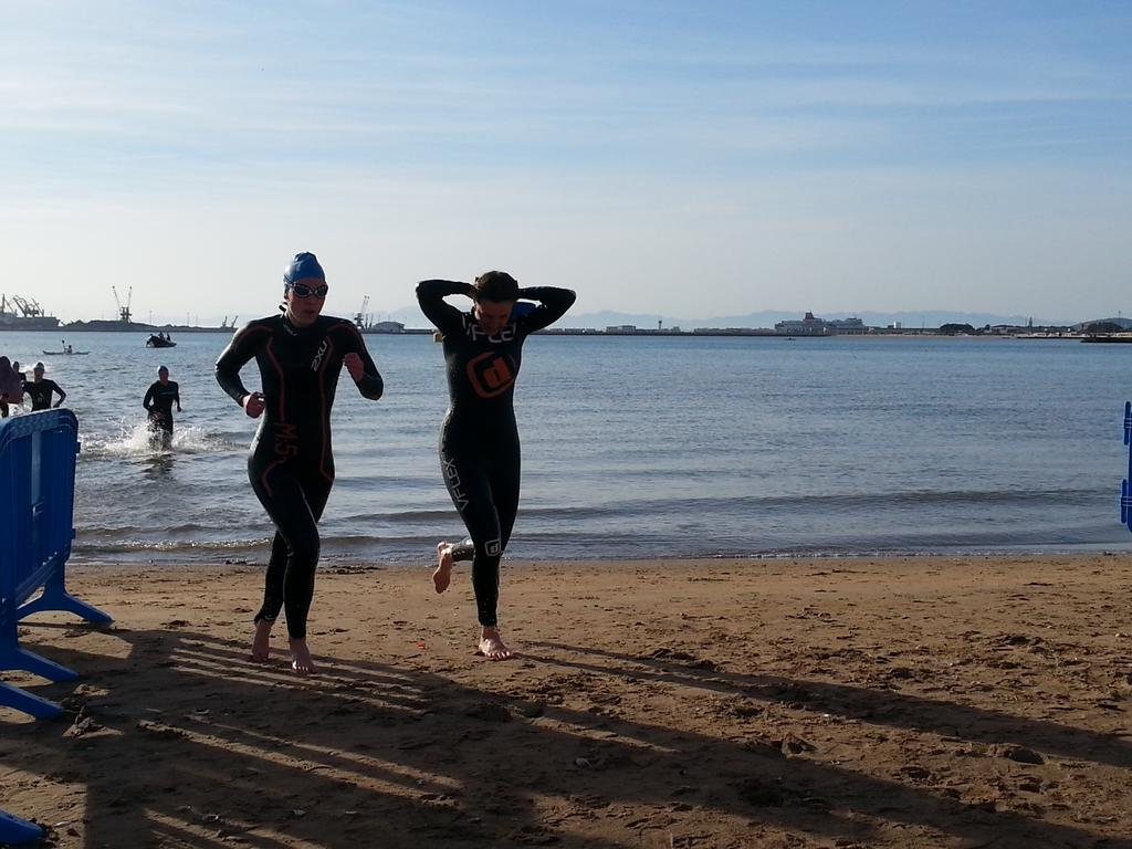 TRIATLONSP's tweet photo. Salida agua, la española Meritxell Velasco liderando tras natación #ETUMelilla @MelillaTriatlon @ETUtriathlon http://t.co/jIsueGy8sc