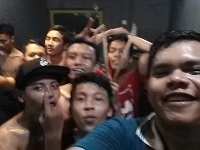 RtoAofficial's tweet photo. Jamming with @InvalidOfficial Berkeringat sangat!! http://t.co/xY6QvDpsqL
