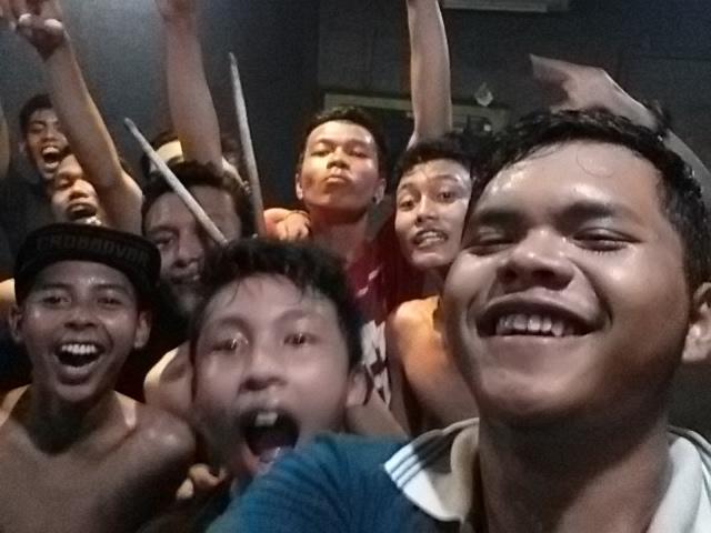 RtoAofficial's tweet photo. Jamming with @InvalidOfficial Berkeringat sangat!! http://t.co/xY6QvDpsqL