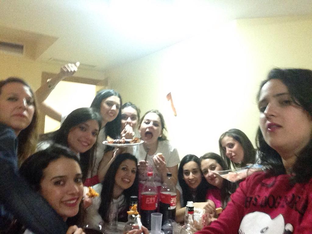 trsaaaa's tweet photo. ¡¡A desayunarrrr!! #Despedidaisa #Amigas http://t.co/zoLsLWcW1D