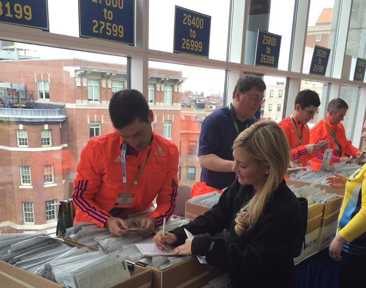 dmare4527's tweet photo. Bib Pick Up.
I love this city. I love this marathon #BostonMarathon #WeRunTogether http://t.co/r0nibbDppn