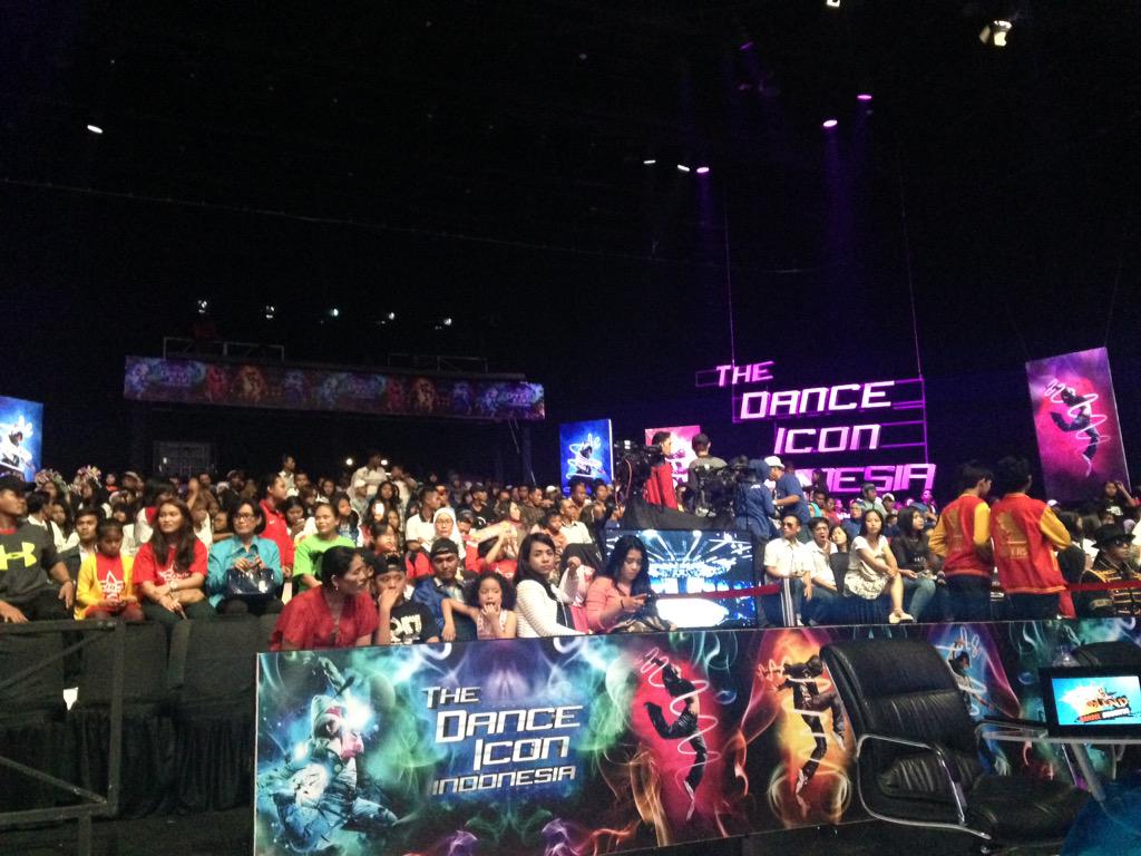 Penonton di studio juga udah rame banget nih.. Pemirsa di rumah ayo merapaat #TheDanceIcon