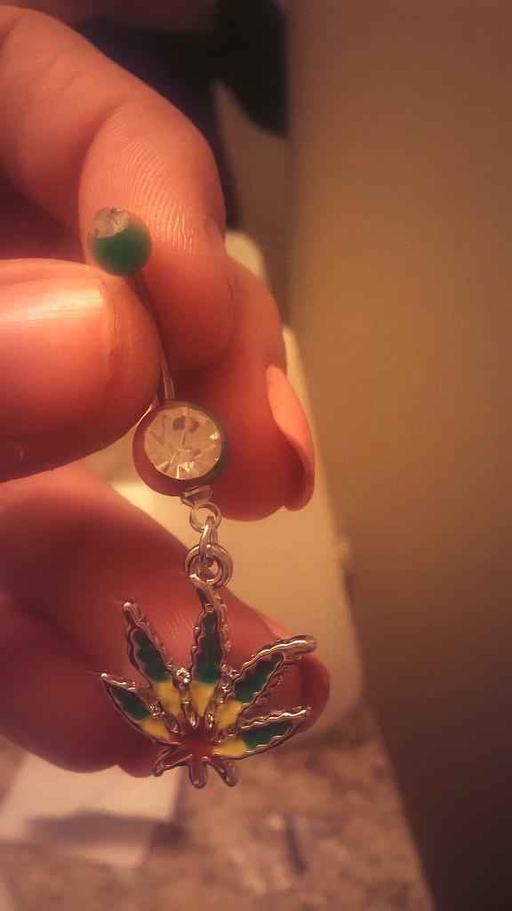 _stevie_29_'s tweet photo. New belly ring ๐๐๐ #greenones #smoke #weed @xStonerGirls http://t.co/3UOxKVKExP