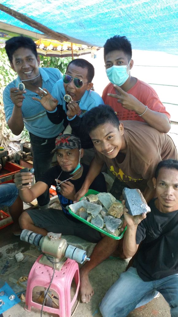 Ala_afiuddin's tweet photo. Ni batu akik dari baubau buat @AbangNarjiCagur @dhikacungkring @SCTV_ #thedanceicon http://t.co/iOMv6w6H6A