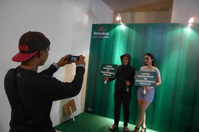 friandana's tweet photo. RT @AdityaGalihL: They Support #TeamGreenFolks #ChampionTheMatch @HeinekenID http://http://t.co/ixdha5FuLQ