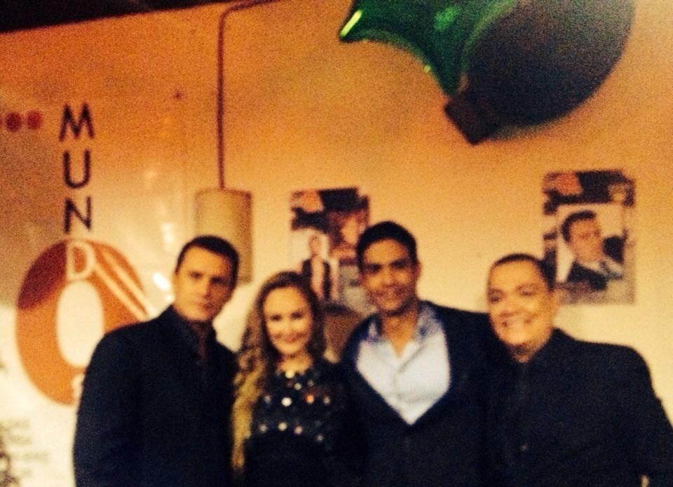 Gerardo_Acuna1's tweet photo. Beso a Marisol Santacruz y abrazo a Juan Vidal y a mi amigo Eduardo Narvaez http://t.co/0JhPhzduGw