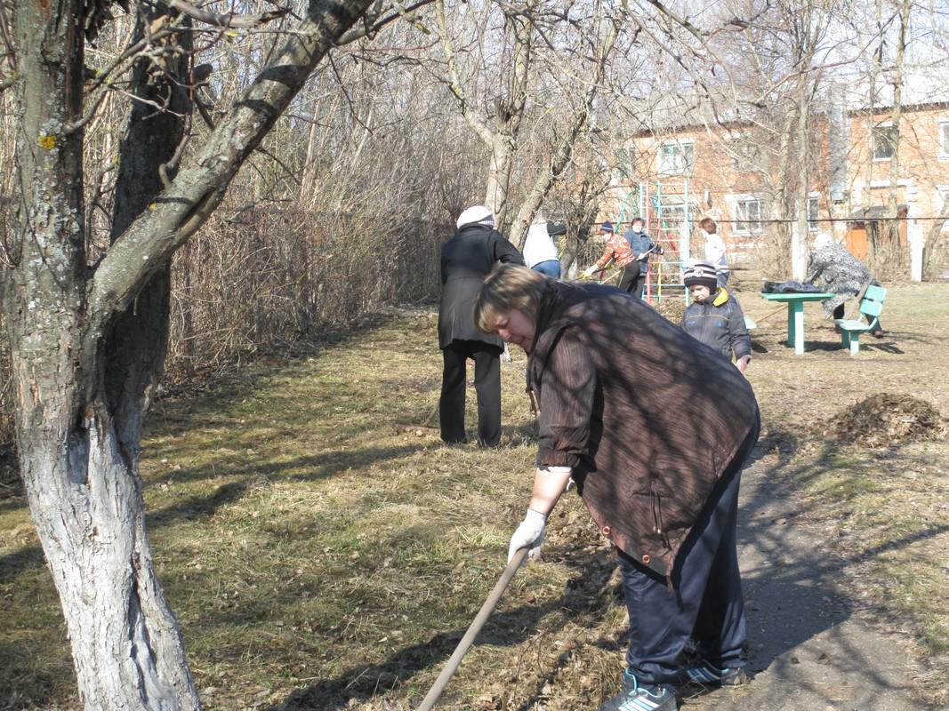 ulibkaplavsk's tweet photo. Сотрудники,родители воспитанников д/с"Улыбка" приняли участие в областном субботнике.Благоустраиваем территорию. http://t.co/kjNswWw5HZ