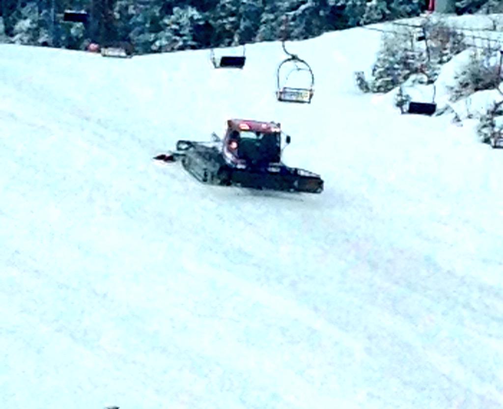 rastco94's tweet photo. Ratrak sređuje stazu #jahorina #termag http://t.co/crfF2h1t4T