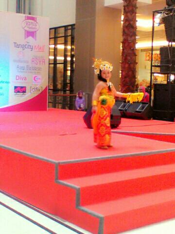 dfixphotography's tweet photo. ini dia fashion ahow kategori anak @tangcity mall dalam acara hijabati spirit of kartini fashion show ! http://t.co/ET9AMBfmQV