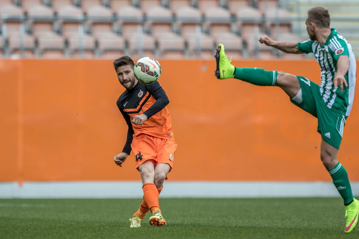 Todorovski attempts a cross Todorovski attempts a cross